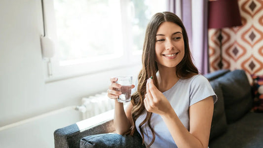 mujer sonriendo sujetando una cápsula