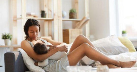 mujer lactante en sofa