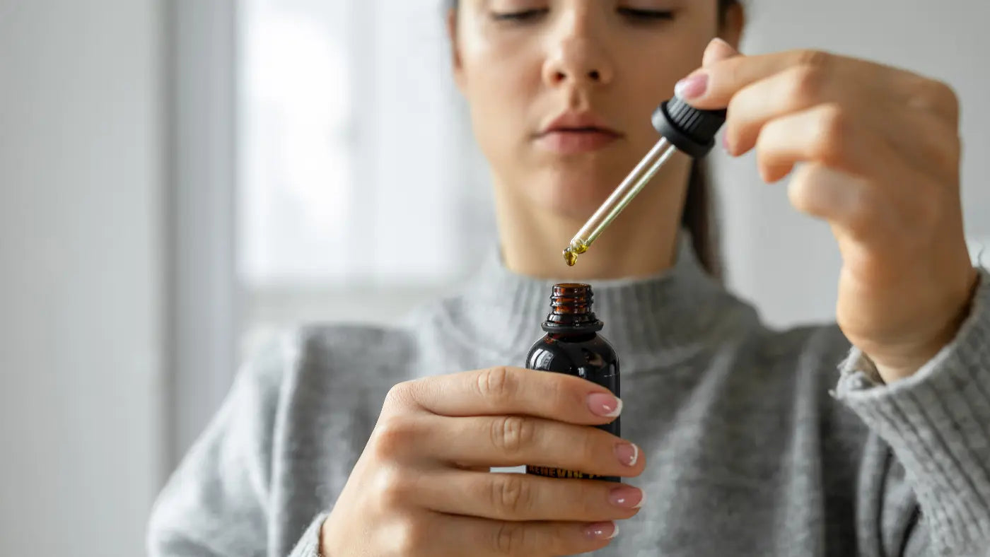 Chica con aceite de CBD