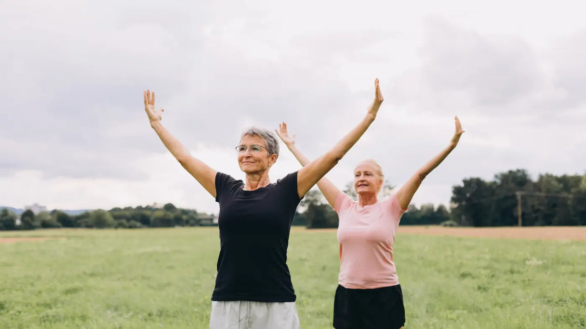 Mujeres con manos en alto en el campo
