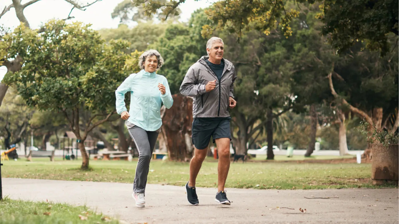 Pareja mayor corriendo