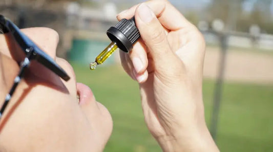 ¿Es adictivo el CBD? En esta imagen un persona consume CBD desde un gotero