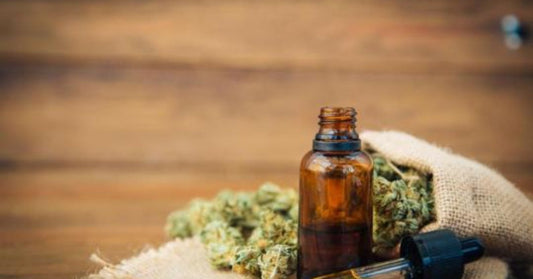 bote vacio sobre cesta con flores