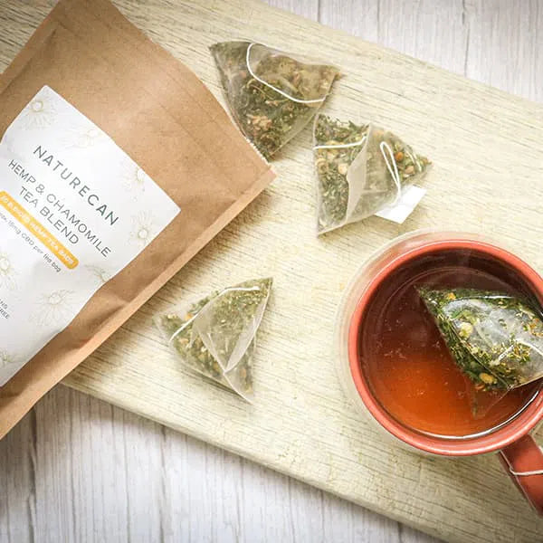 té de cáñamo junto a la taza